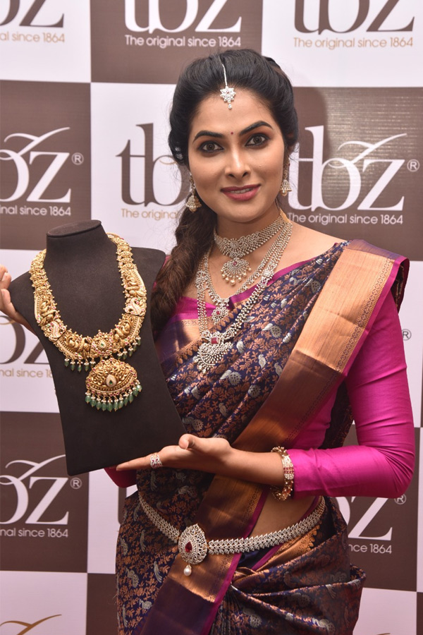 Divi Vadthya Launches Jewellery Store in Panjagutta Photo Gallery - Sakshi9