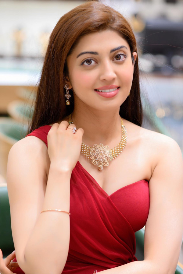 Heroine Pranitha Subhash Stunning Photos  - Sakshi12