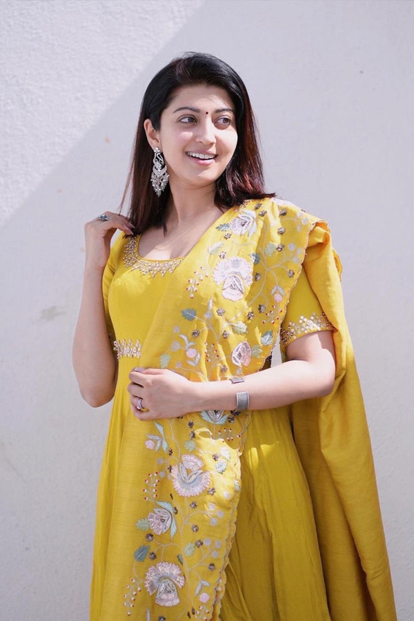 Heroine Pranitha Subhash Stunning Photos  - Sakshi11