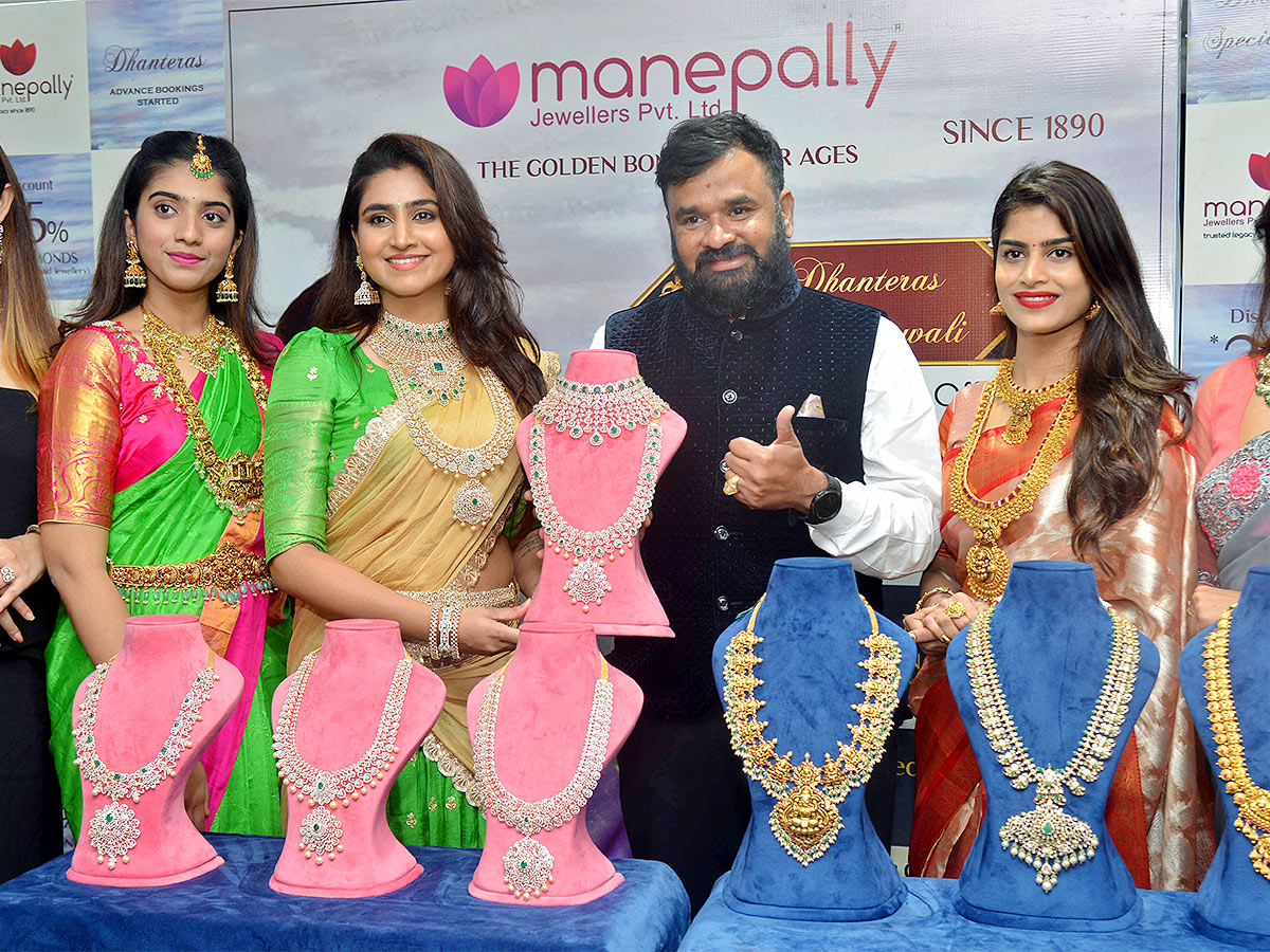 Models at Jewelry Shop in Hyderabad - Sakshi1