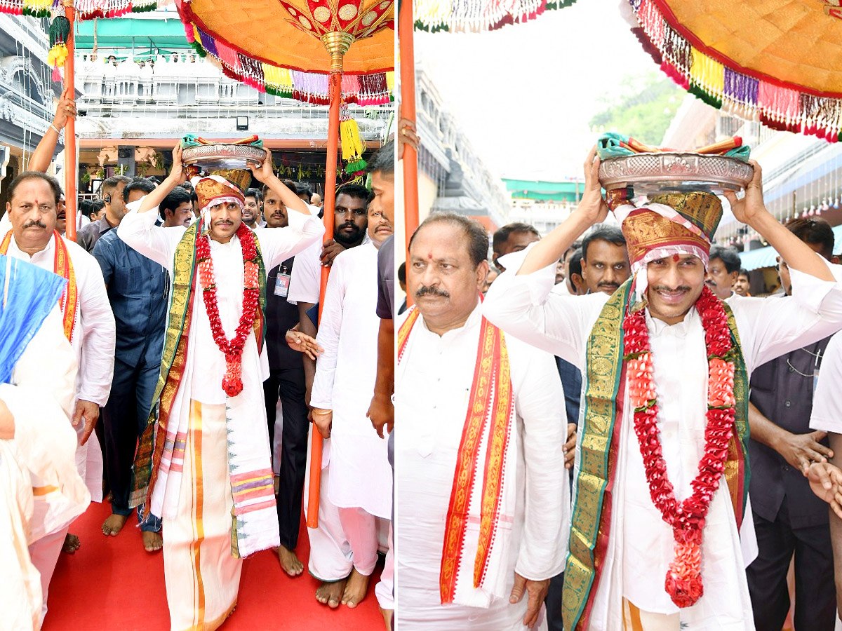 CM YS Jagan Visits Indrakeeladri Kanaka Durga Temple Photo Gallery - Sakshi1