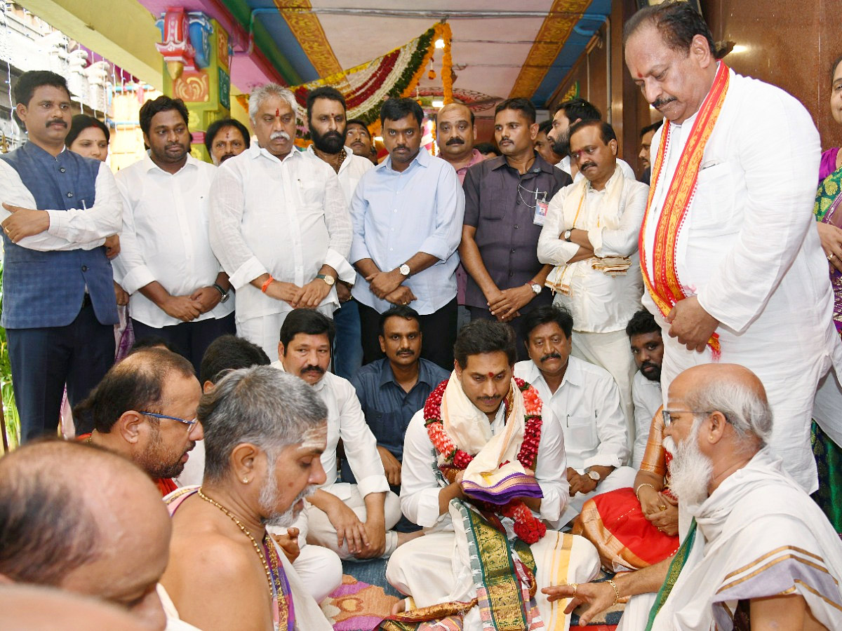 CM YS Jagan Visits Indrakeeladri Kanaka Durga Temple Photo Gallery - Sakshi10