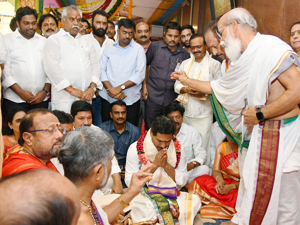 CM YS Jagan Visits Indrakeeladri Kanaka Durga Temple Photo Gallery - Sakshi11