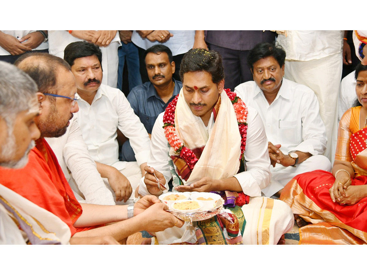 CM YS Jagan Visits Indrakeeladri Kanaka Durga Temple Photo Gallery - Sakshi14