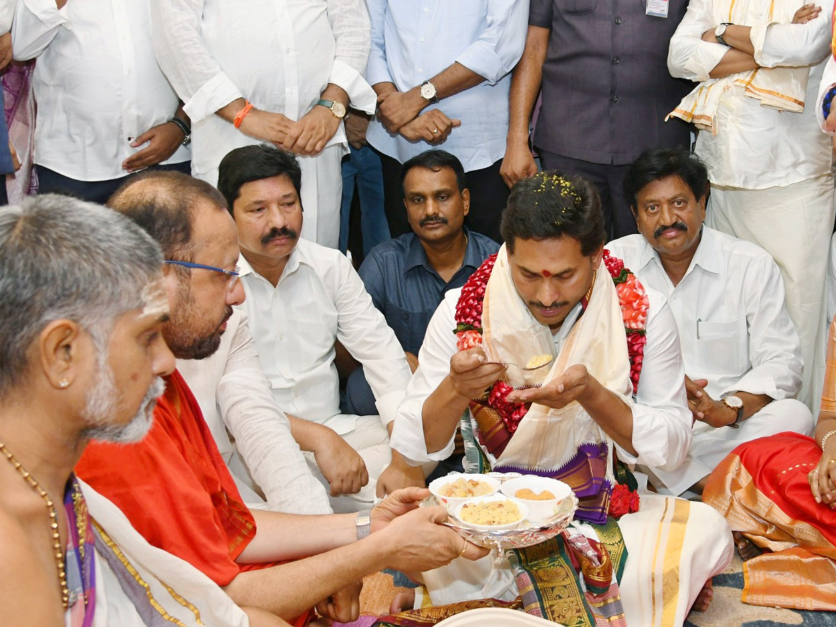 CM YS Jagan Visits Indrakeeladri Kanaka Durga Temple Photo Gallery - Sakshi15