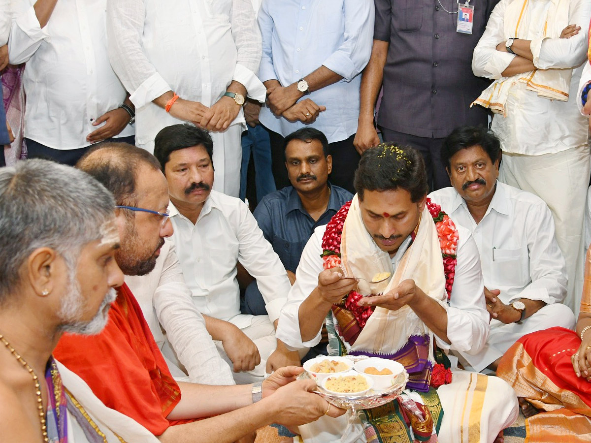 CM YS Jagan Visits Indrakeeladri Kanaka Durga Temple Photo Gallery - Sakshi16