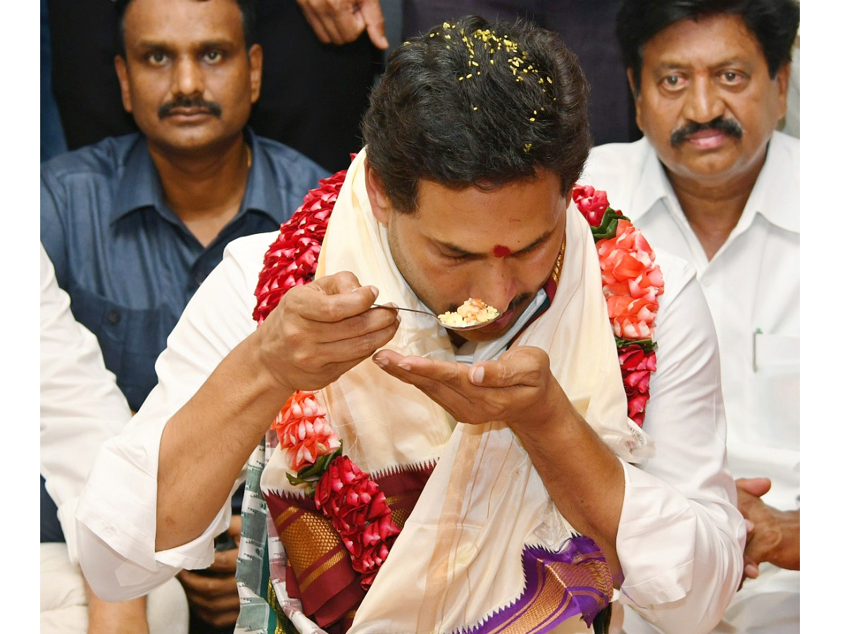 CM YS Jagan Visits Indrakeeladri Kanaka Durga Temple Photo Gallery - Sakshi17