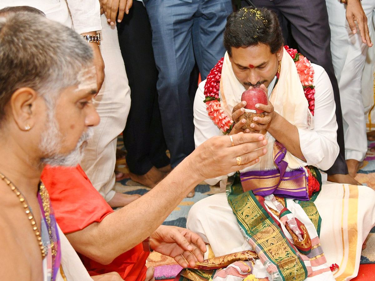 CM YS Jagan Visits Indrakeeladri Kanaka Durga Temple Photo Gallery - Sakshi18