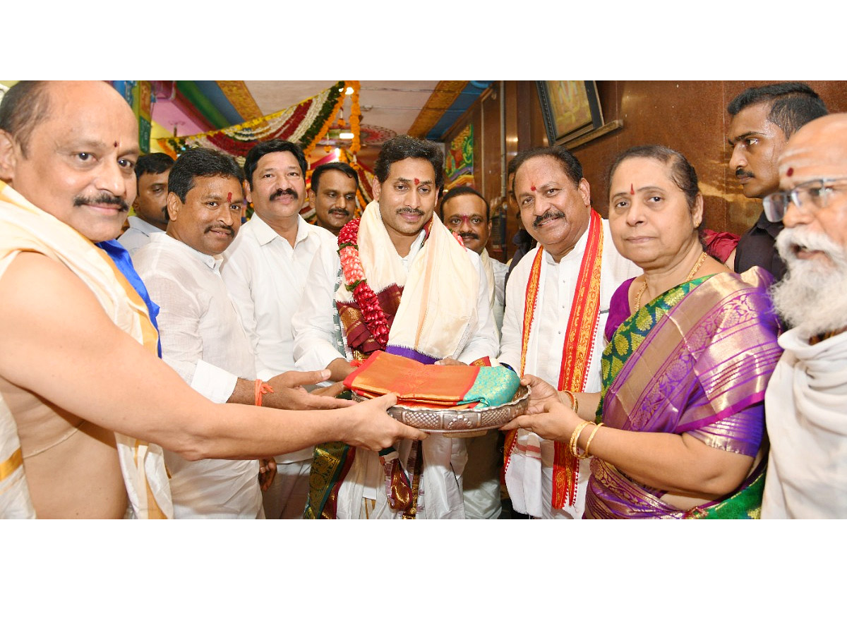 CM YS Jagan Visits Indrakeeladri Kanaka Durga Temple Photo Gallery - Sakshi19