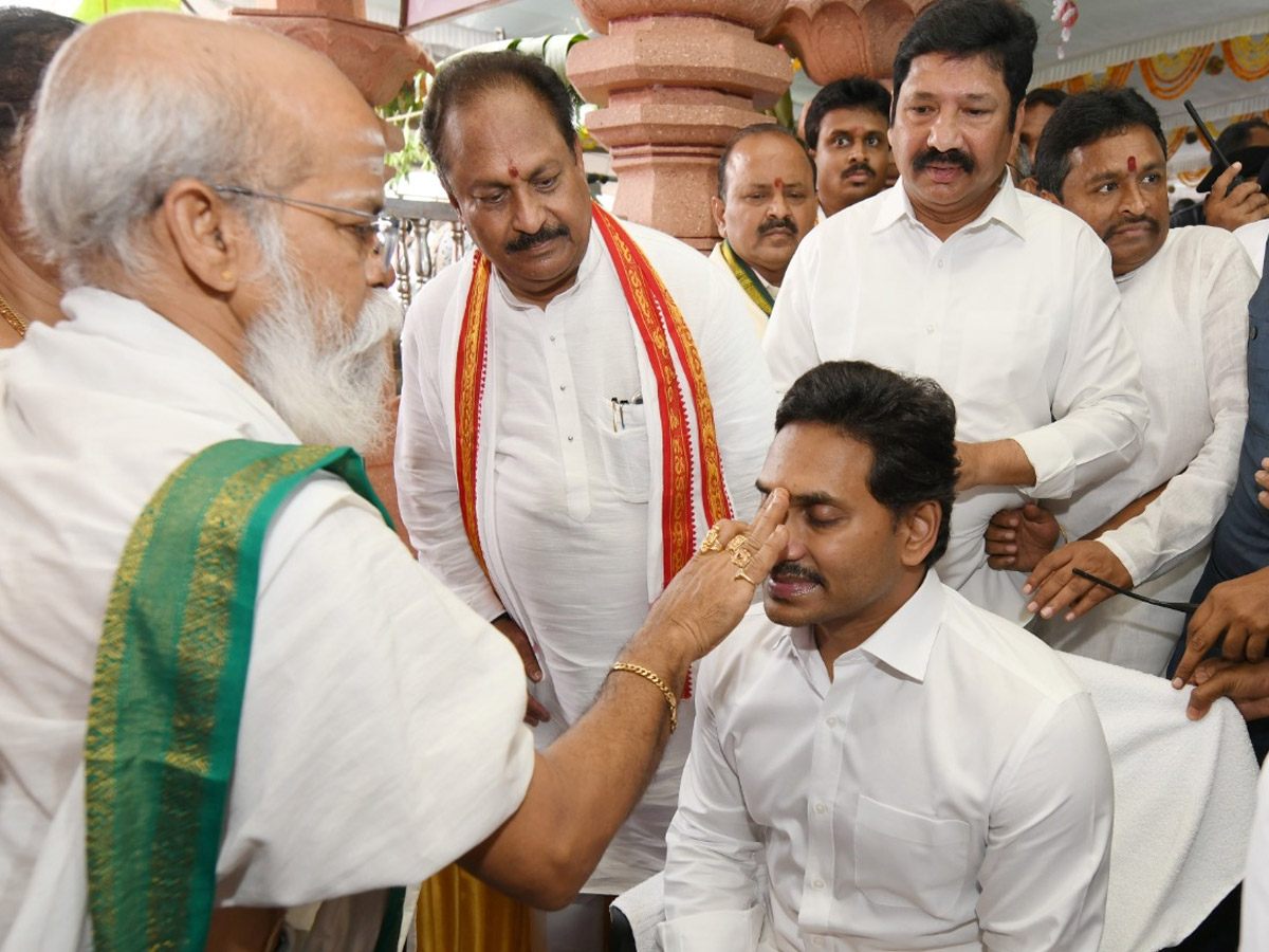 CM YS Jagan Visits Indrakeeladri Kanaka Durga Temple Photo Gallery - Sakshi3