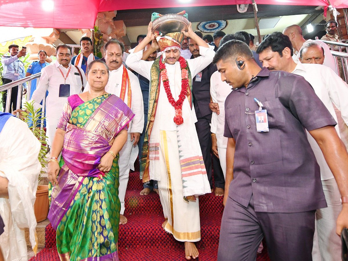 CM YS Jagan Visits Indrakeeladri Kanaka Durga Temple Photo Gallery - Sakshi5