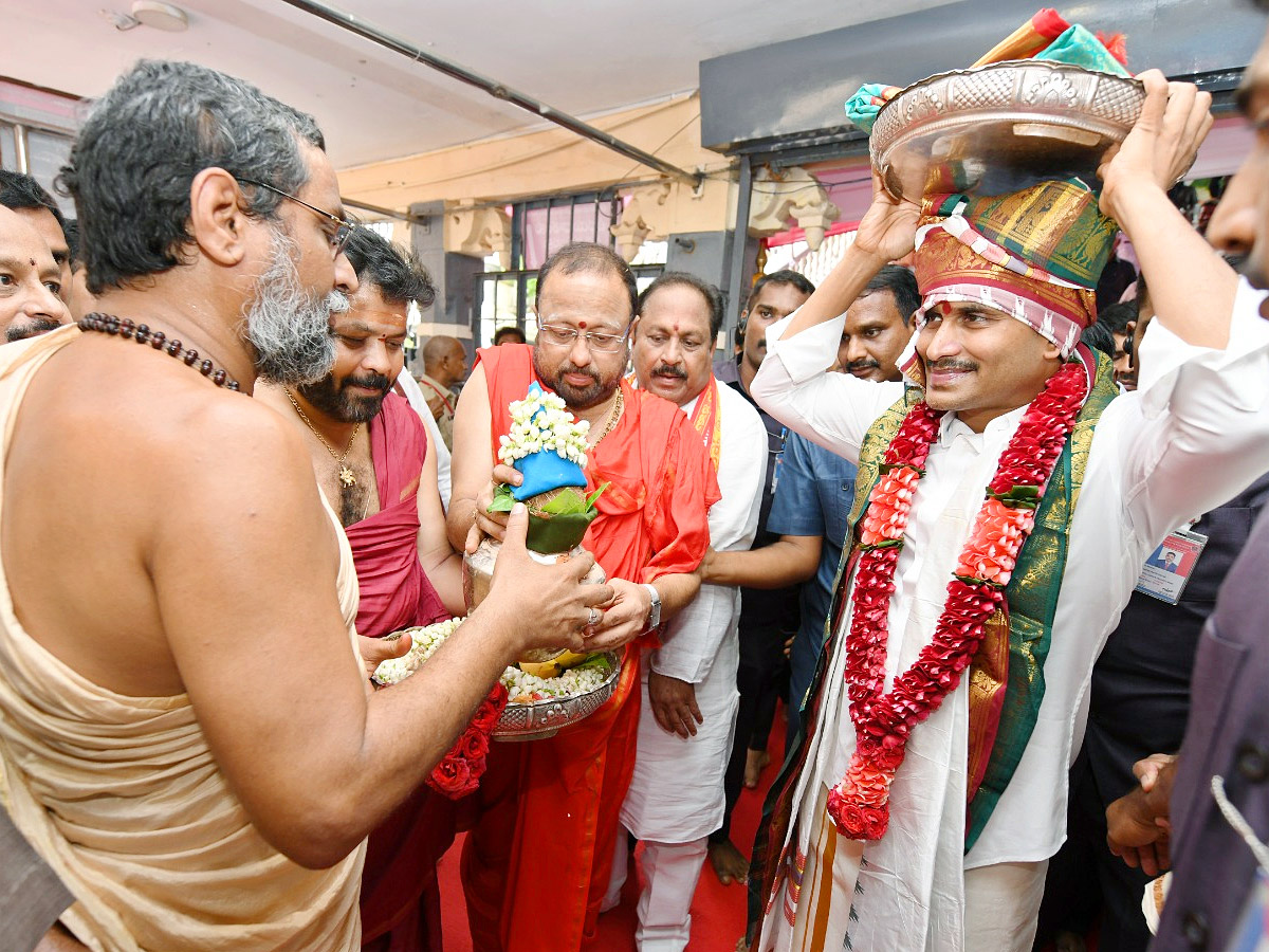 CM YS Jagan Visits Indrakeeladri Kanaka Durga Temple Photo Gallery - Sakshi6