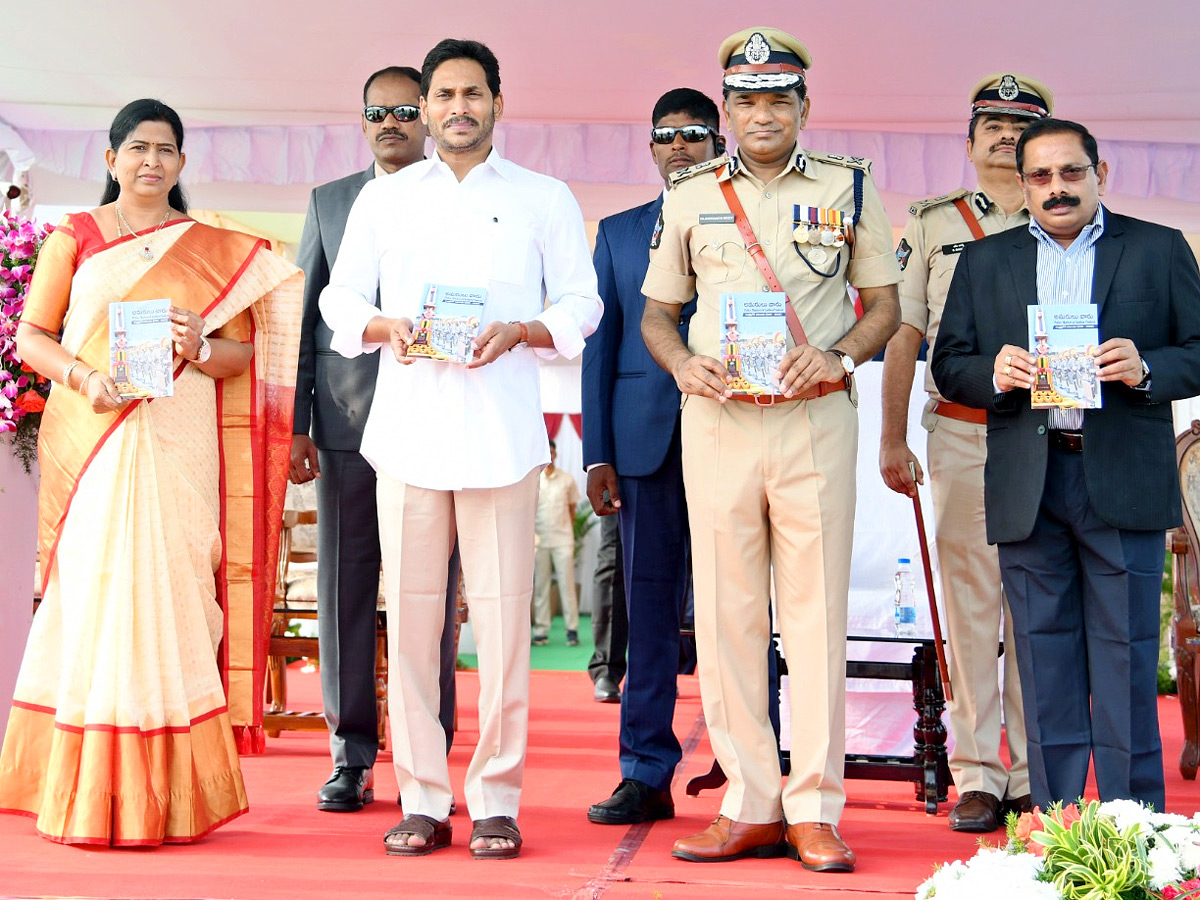 AP CM YS Jagan In Police Martyrs Commemoration Day - Sakshi21