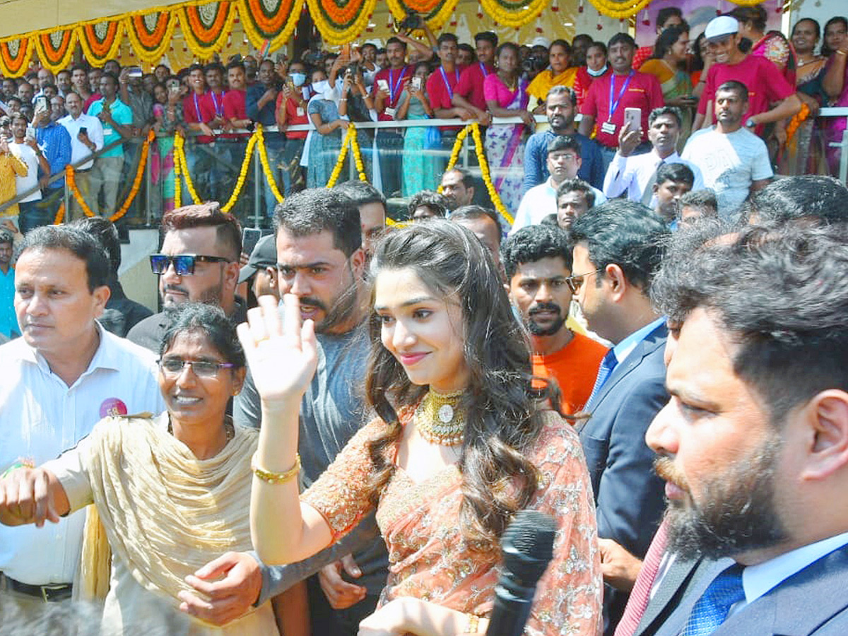 Kriti Shetty launched jewelery shop at Nizamabad Photo Gallery - Sakshi1