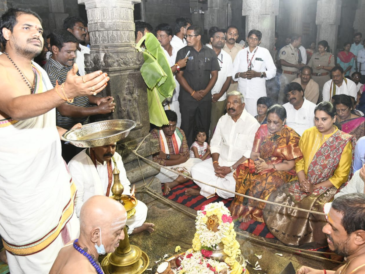 Huge Crowd at Sri Kalahasthi Temple Photo Gallery - Sakshi12