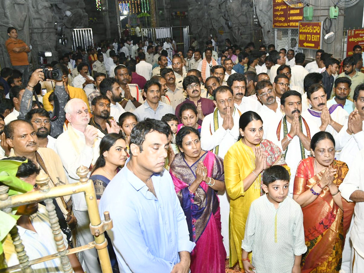 Huge Crowd at Sri Kalahasthi Temple Photo Gallery - Sakshi16