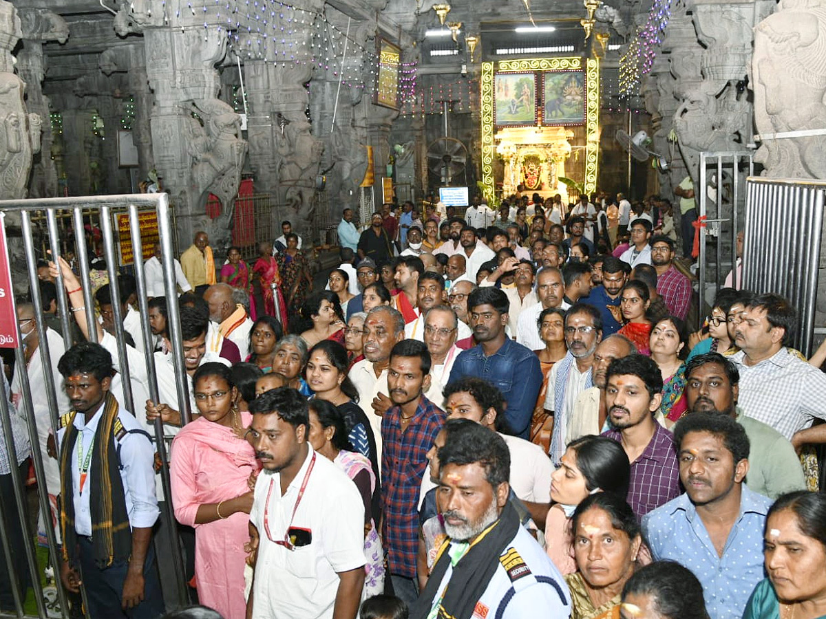 Huge Crowd at Sri Kalahasthi Temple Photo Gallery - Sakshi4