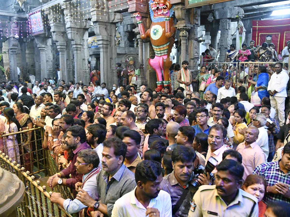 Huge Crowd at Sri Kalahasthi Temple Photo Gallery - Sakshi6