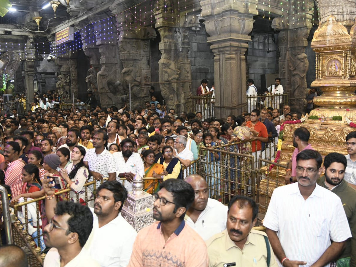 Huge Crowd at Sri Kalahasthi Temple Photo Gallery - Sakshi7