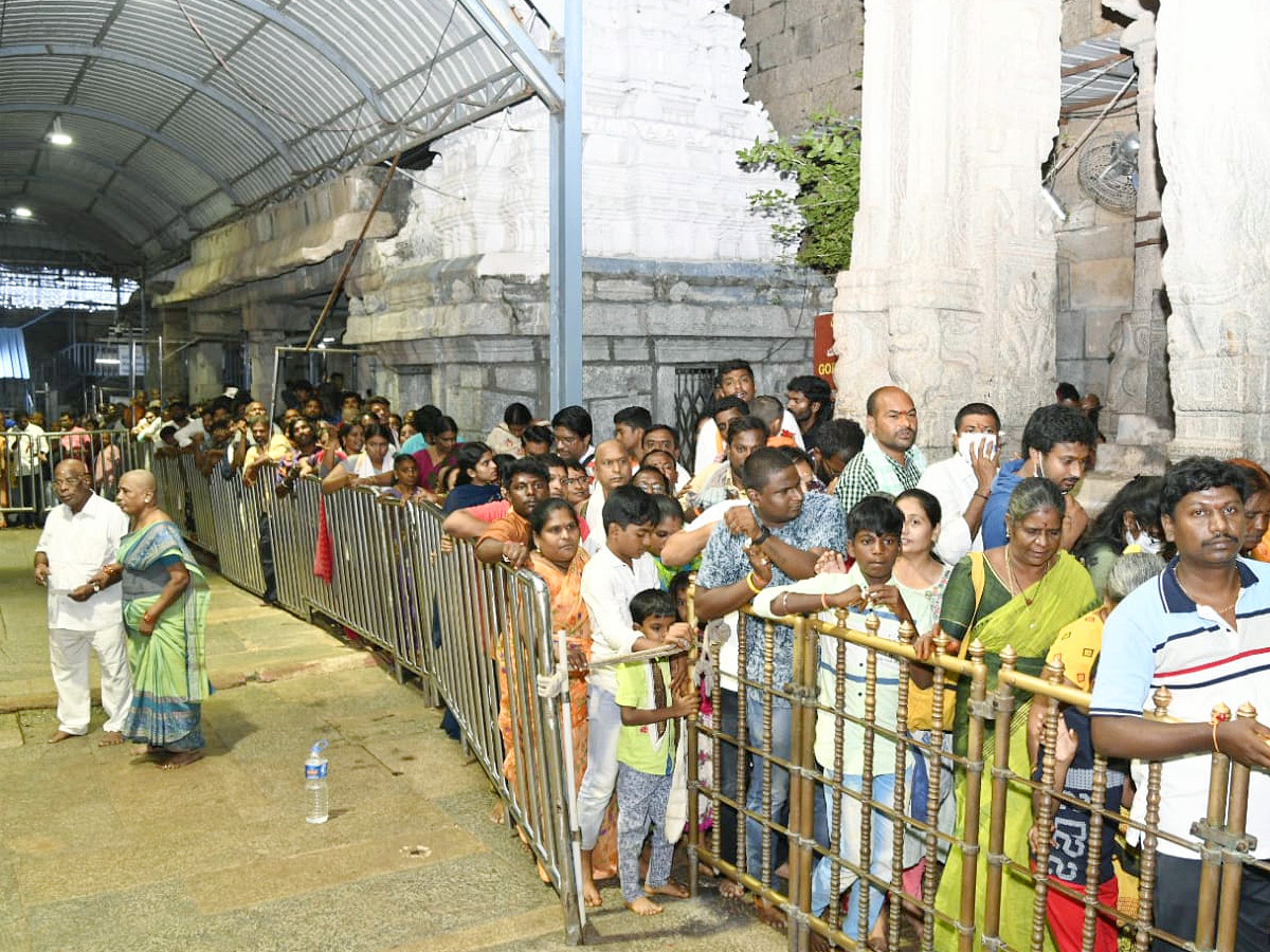 Huge Crowd at Sri Kalahasthi Temple Photo Gallery - Sakshi9