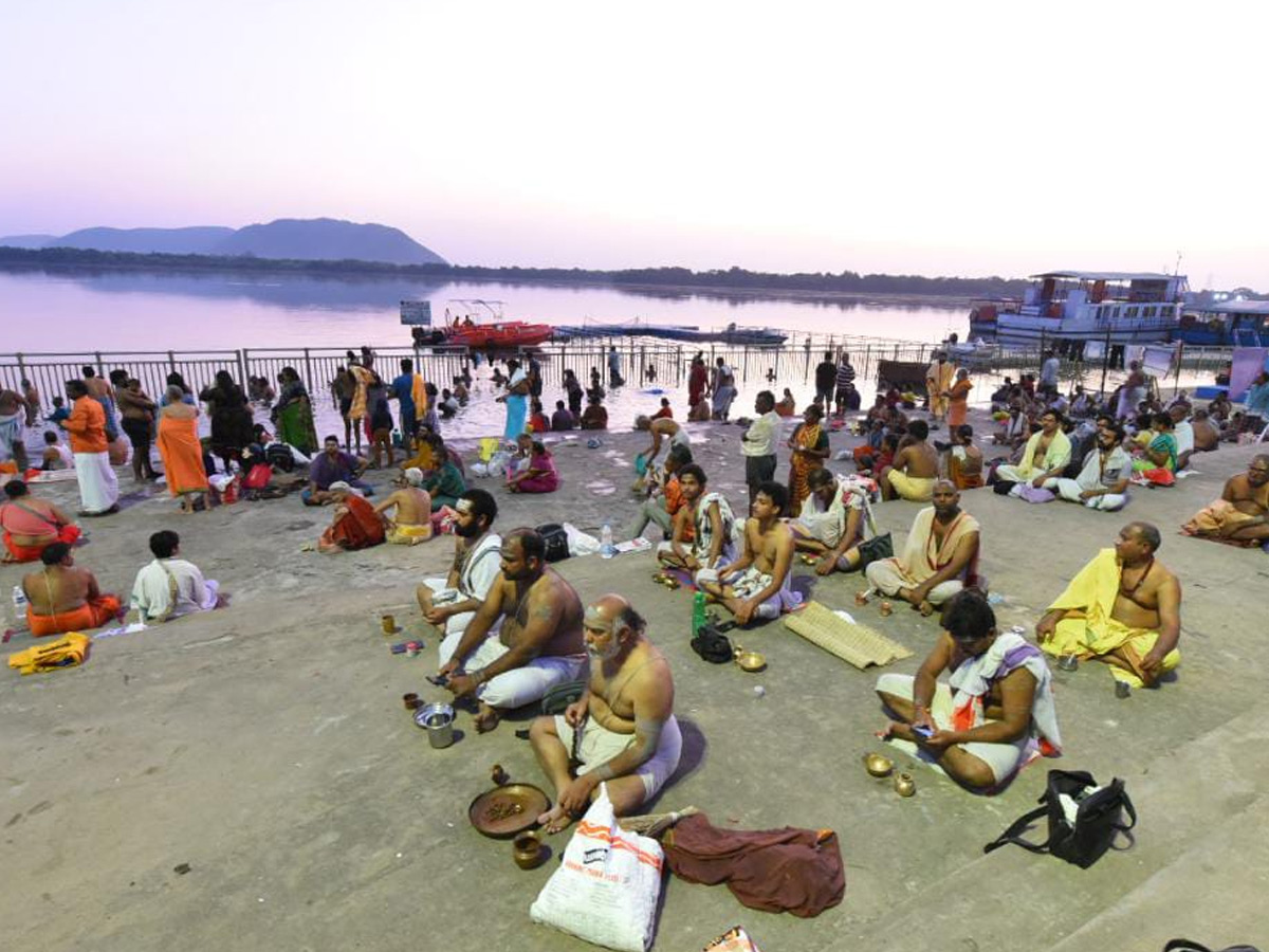 People observing solar eclipse Photo Gallery - Sakshi14