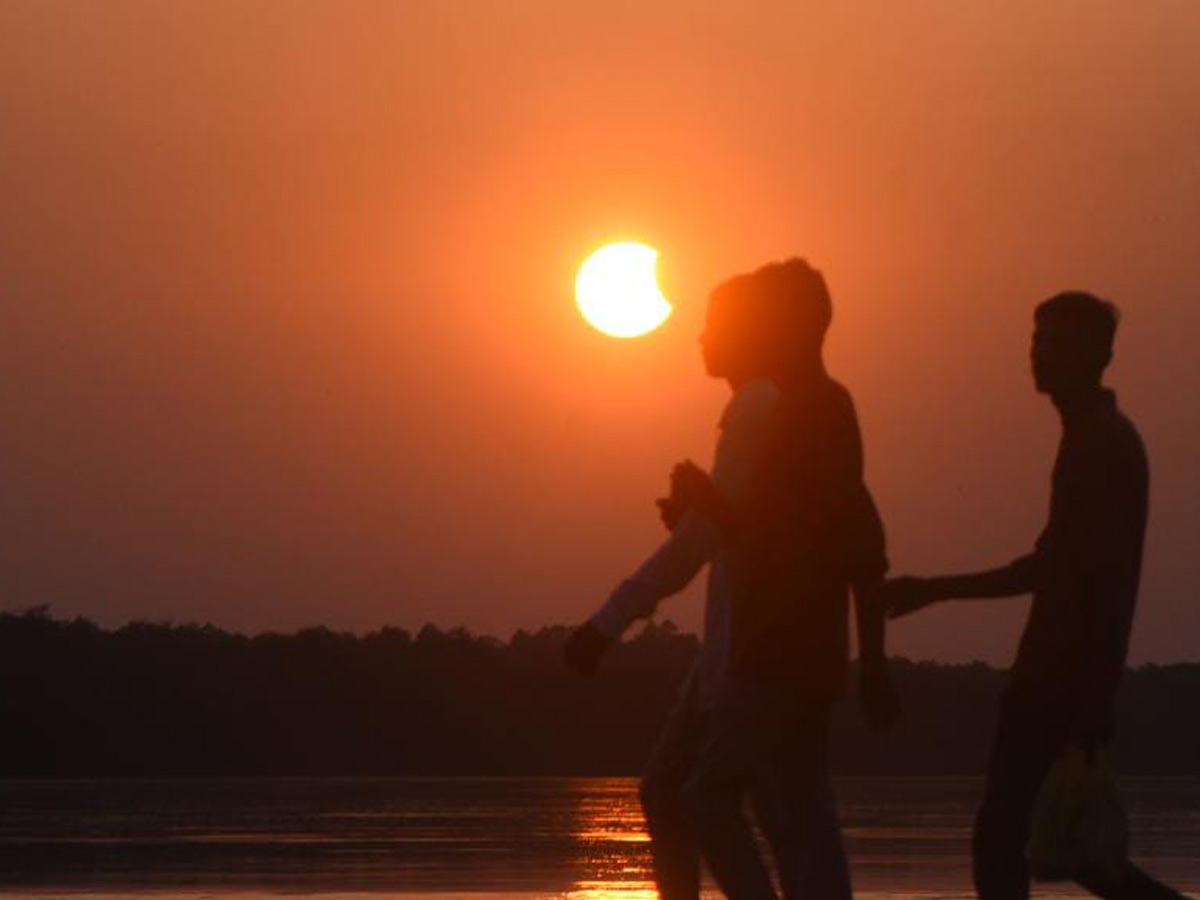 People observing solar eclipse Photo Gallery - Sakshi6