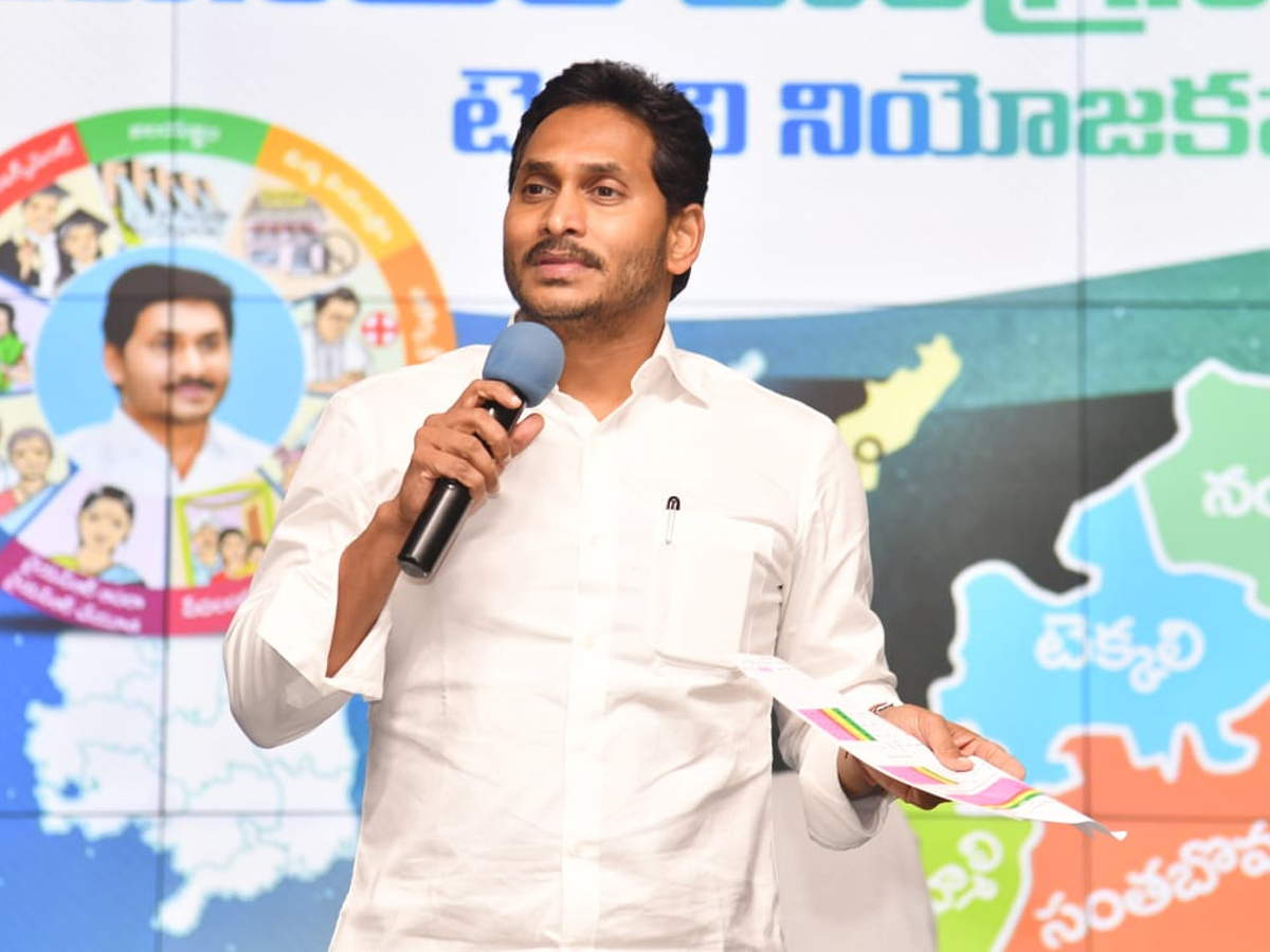 CM Jagan Meet Tekkali Party Workers And Key Leaders Photo Gallery - Sakshi3