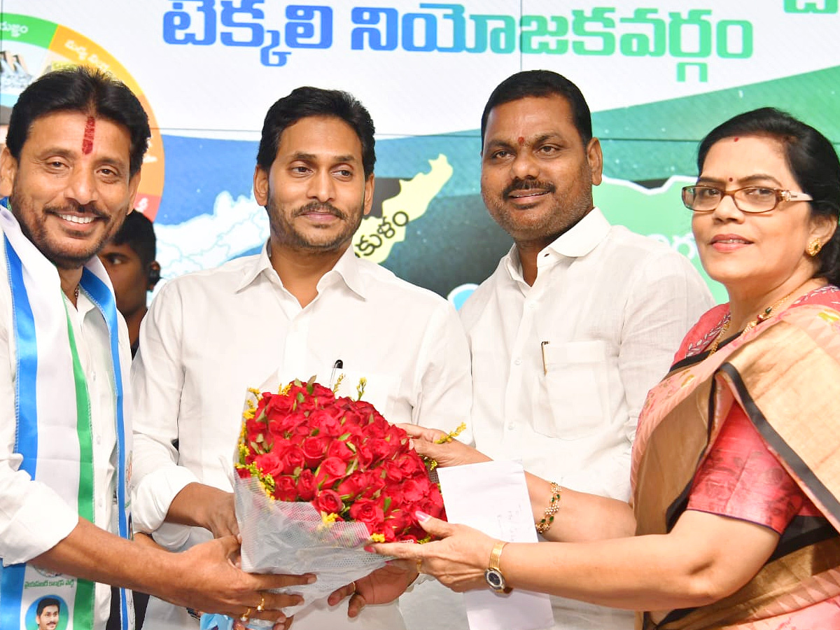 CM Jagan Meet Tekkali Party Workers And Key Leaders Photo Gallery - Sakshi1