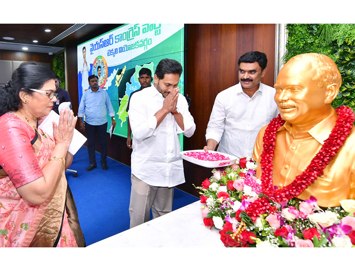 CM Jagan Meet Tekkali Party Workers And Key Leaders Photo Gallery - Sakshi9