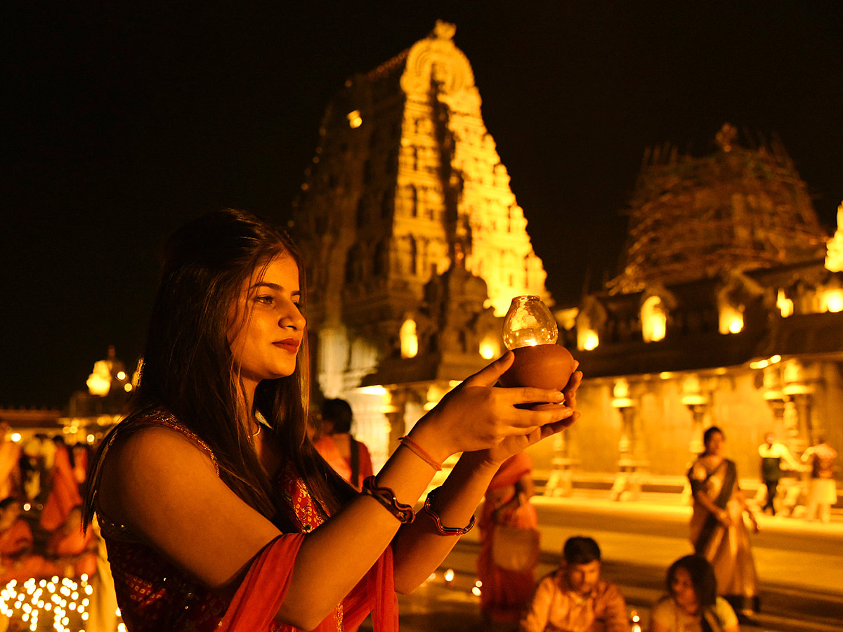 Karthika Masam : Devotees Rush To Yadadri Temple - Sakshi1