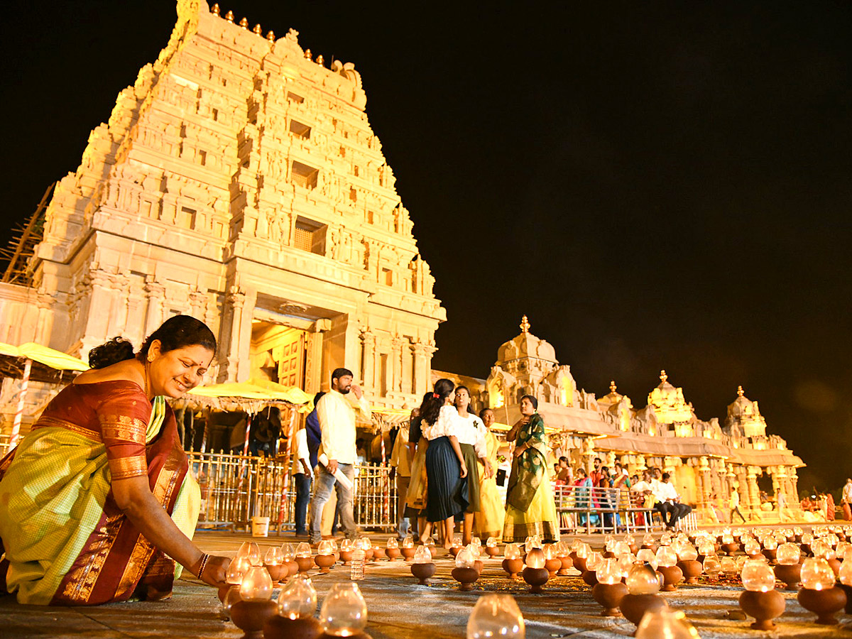 Karthika Masam : Devotees Rush To Yadadri Temple - Sakshi11