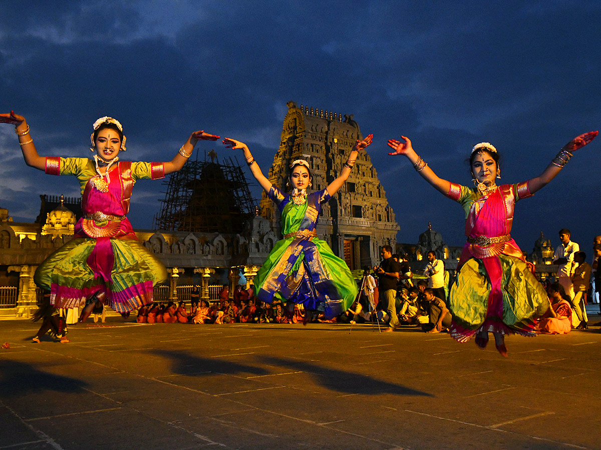 Karthika Masam : Devotees Rush To Yadadri Temple - Sakshi13