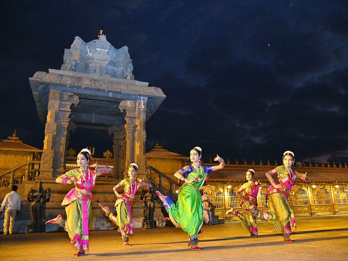 Karthika Masam : Devotees Rush To Yadadri Temple - Sakshi14