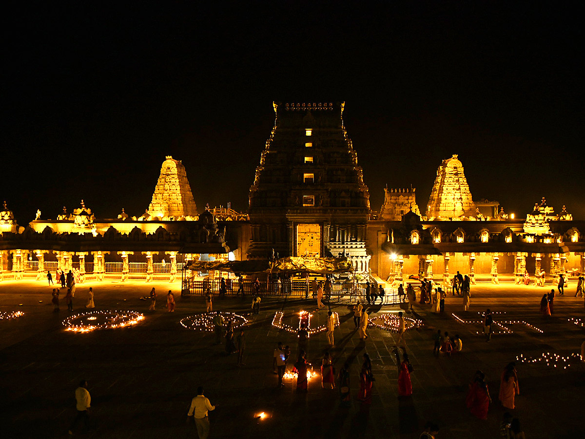 Karthika Masam : Devotees Rush To Yadadri Temple - Sakshi2