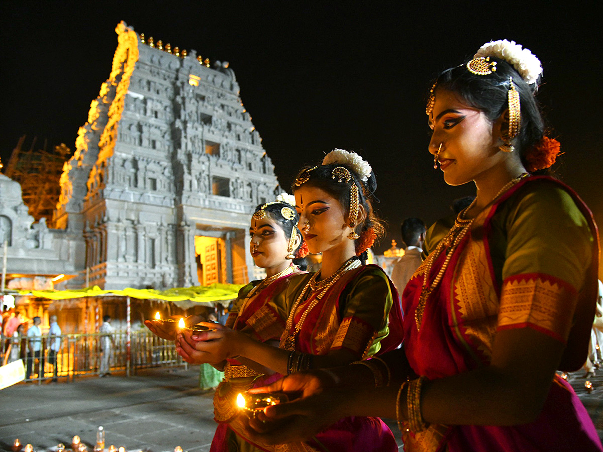 Karthika Masam : Devotees Rush To Yadadri Temple - Sakshi5