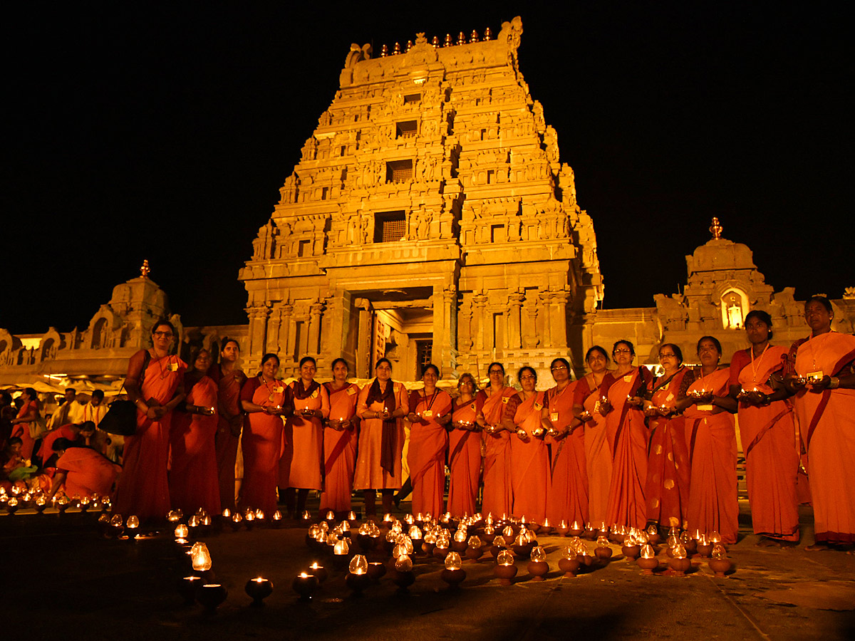 Karthika Masam : Devotees Rush To Yadadri Temple - Sakshi7