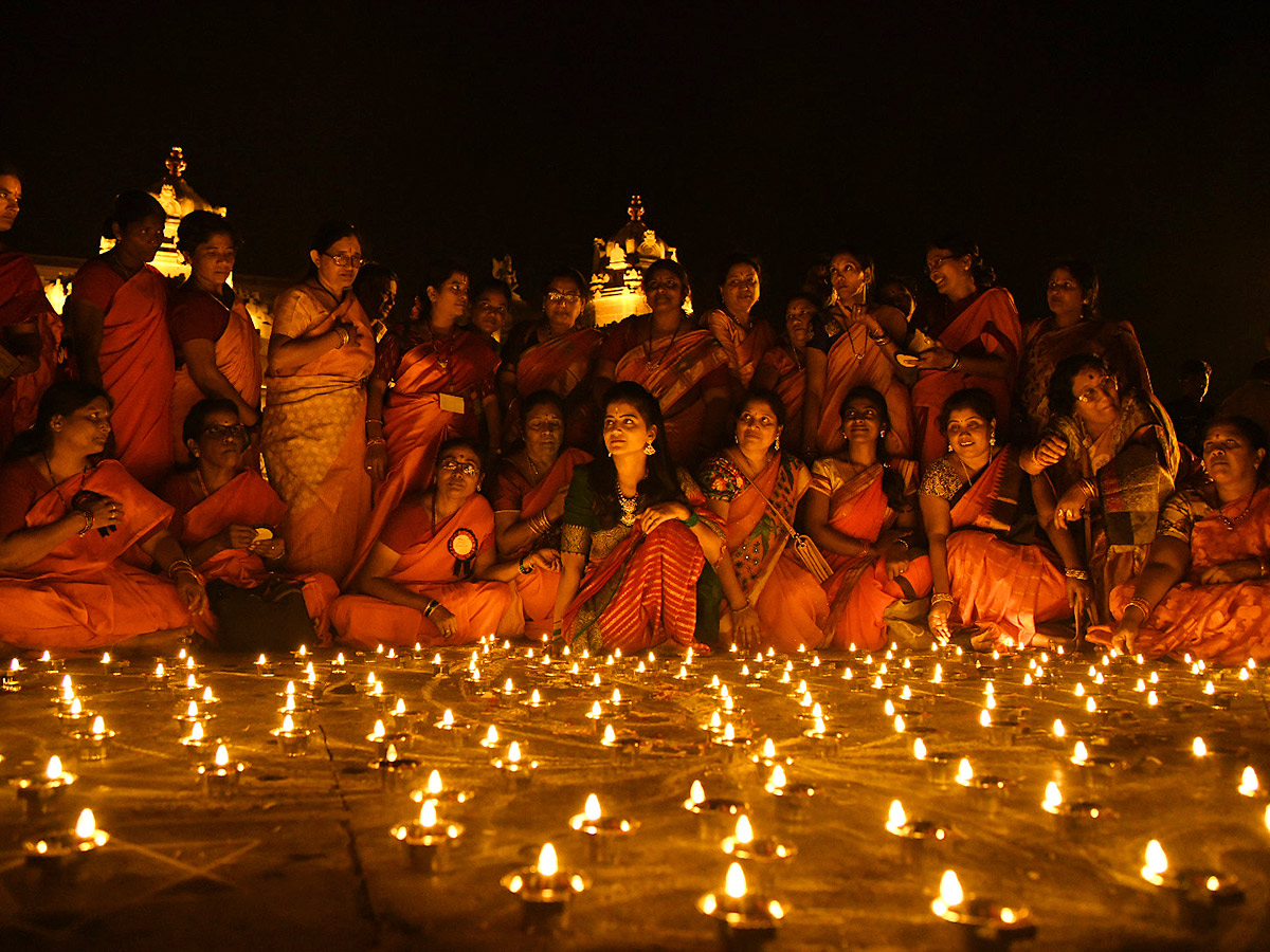 Karthika Masam : Devotees Rush To Yadadri Temple - Sakshi8