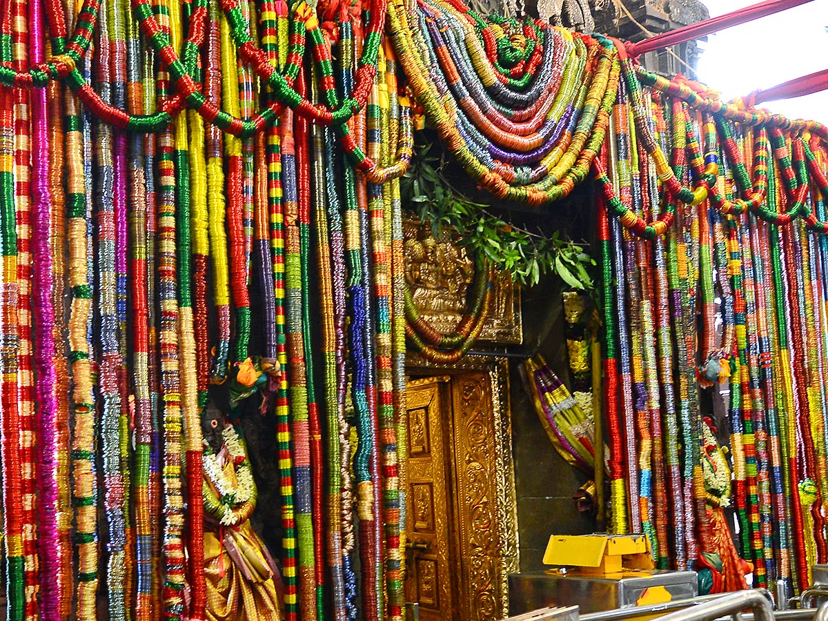 Goddess Kanaka Durga adorned with four lakh Bangles - Sakshi10