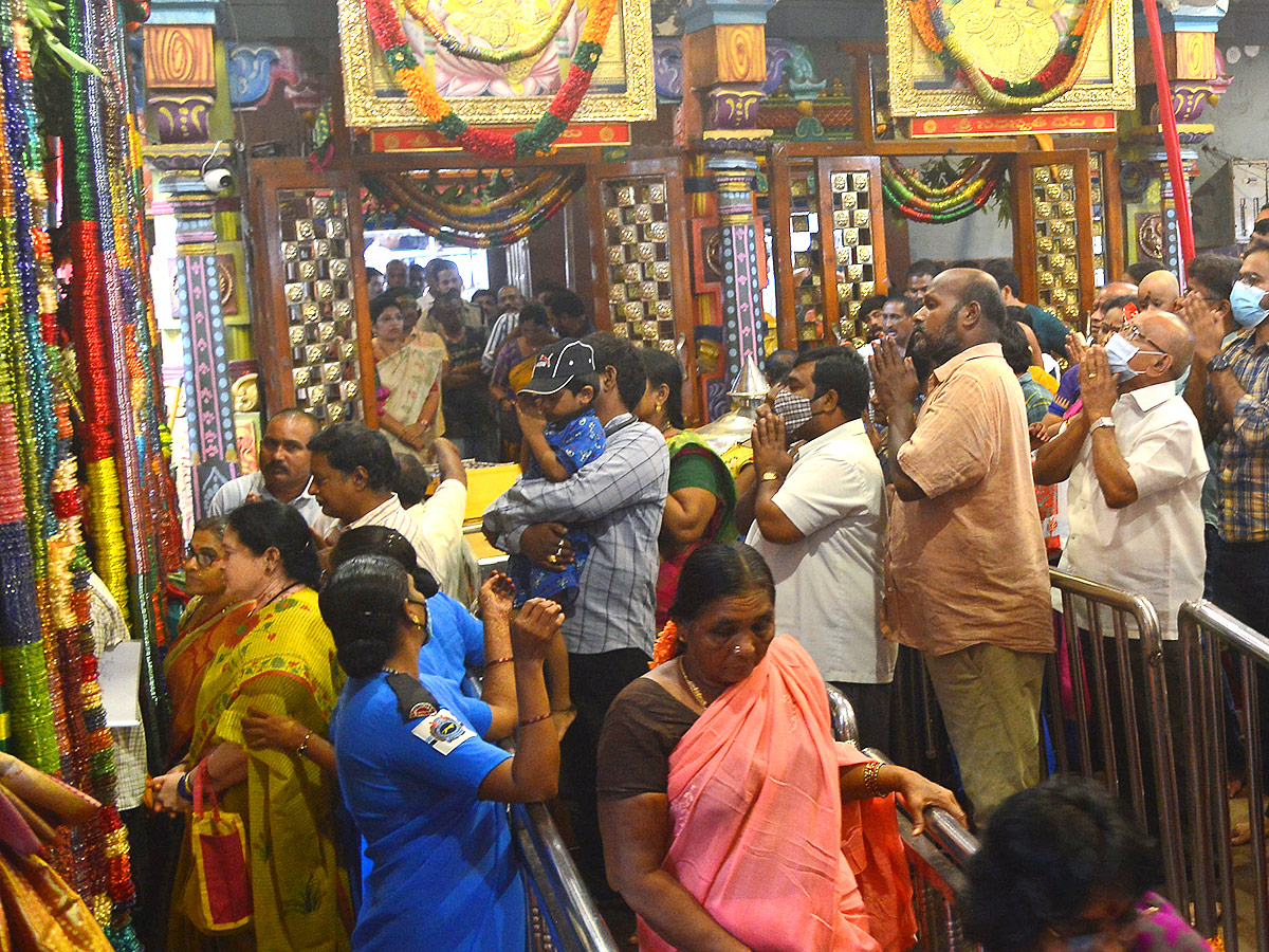 Goddess Kanaka Durga adorned with four lakh Bangles - Sakshi13