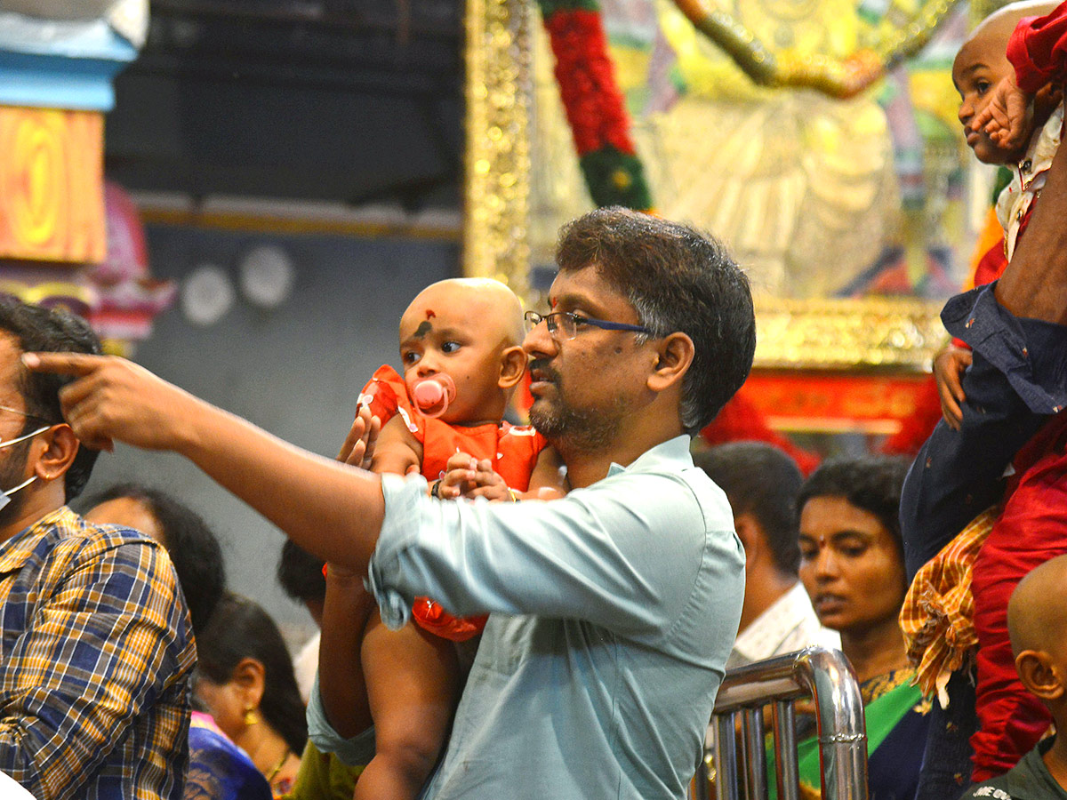 Goddess Kanaka Durga adorned with four lakh Bangles - Sakshi14