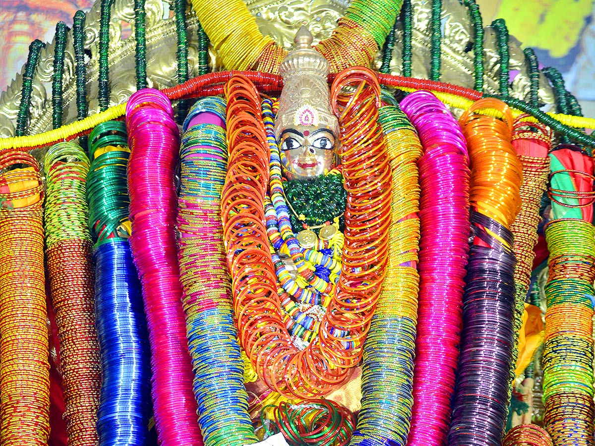 Goddess Kanaka Durga adorned with four lakh Bangles - Sakshi15