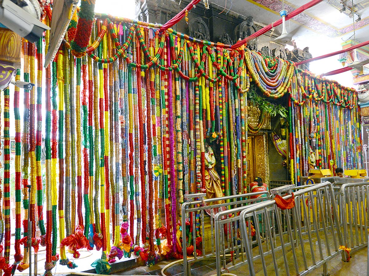 Goddess Kanaka Durga adorned with four lakh Bangles - Sakshi17