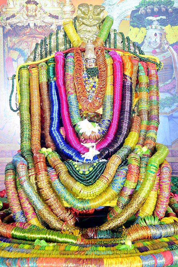 Goddess Kanaka Durga adorned with four lakh Bangles - Sakshi18