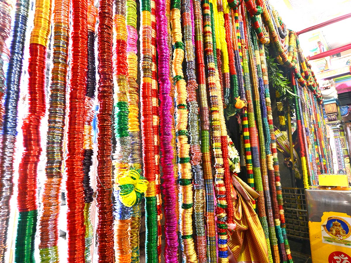 Goddess Kanaka Durga adorned with four lakh Bangles - Sakshi2