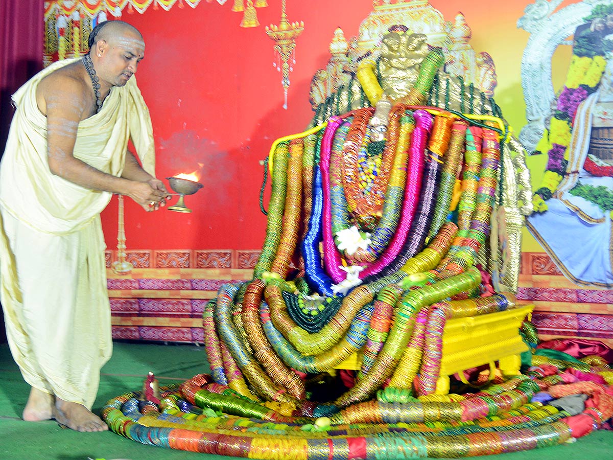 Goddess Kanaka Durga adorned with four lakh Bangles - Sakshi5