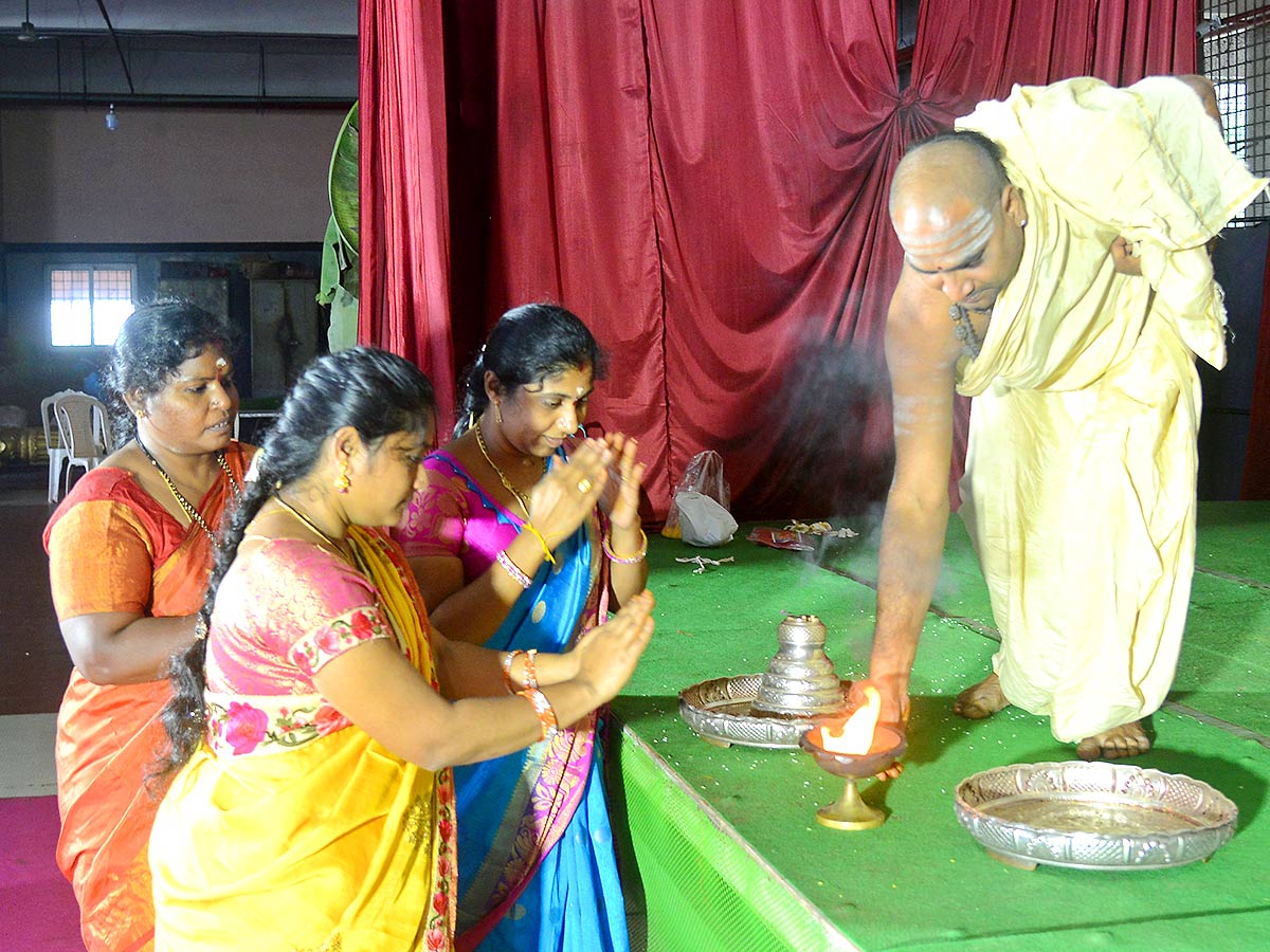 Goddess Kanaka Durga adorned with four lakh Bangles - Sakshi6