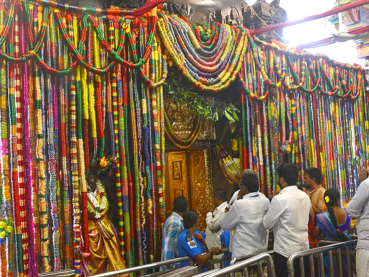 Goddess Kanaka Durga adorned with four lakh Bangles - Sakshi7