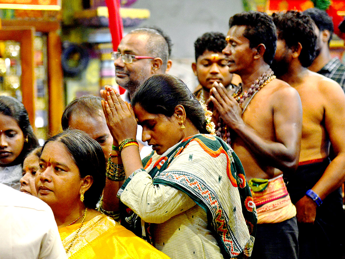 Goddess Kanaka Durga adorned with four lakh Bangles - Sakshi9