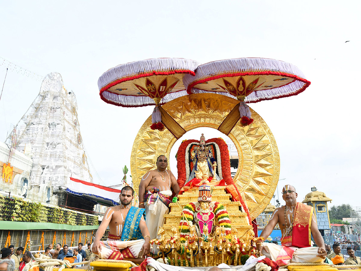 Tirumala Srivari Brahmotsavam 2022 Surya Prabha Vahanam on Seventh Day Photo Gallery - Sakshi12