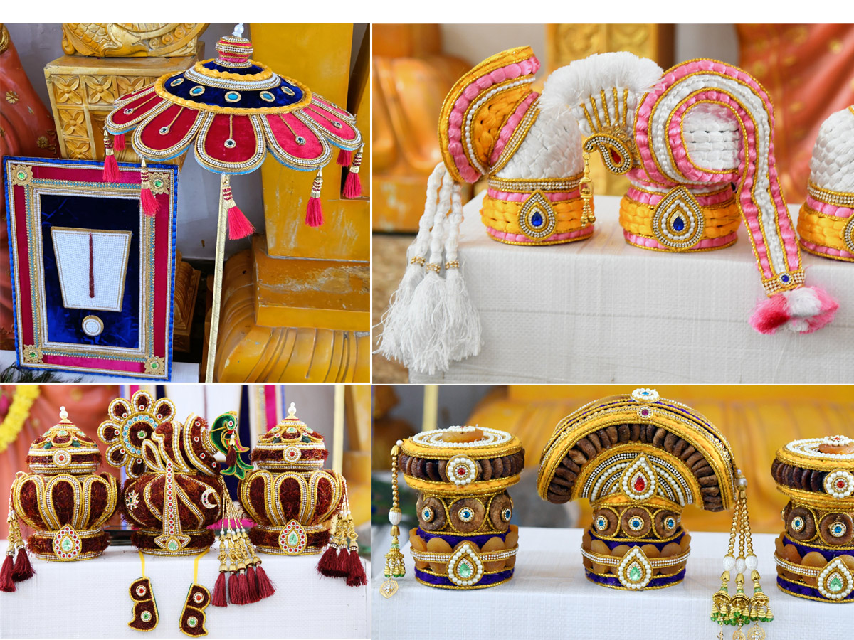 Tirumala Venkateswara Swamy Received Special Ornaments Made With Dry Fruits - Sakshi1